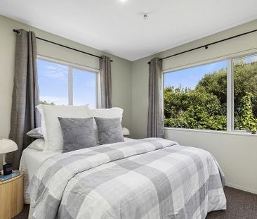 Spacious sunlit 3 bedroom home with stunning views - Photo 4