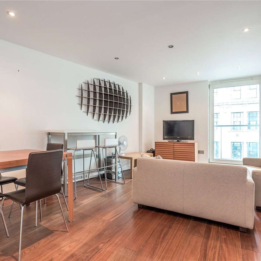 A bright 1 bedroom apartment situated in the ever popular Brewhouse Yard development in the heart of Clerkenwell. - Photo 1