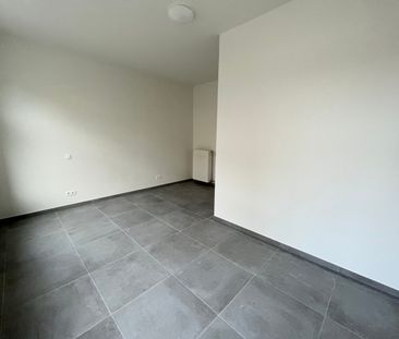 GELIJKVLOERS APPARTEMENT MET 1 SLAAPKAMER EN TERRAS IN IEPER - Photo 2