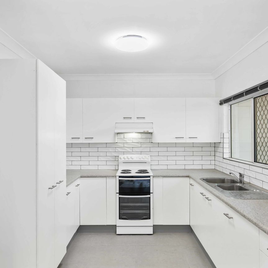 Fully Renovated and fully Air Conditioned 2 Bedroom Villa with LUG in the Heart of Edge Hill - Photo 1