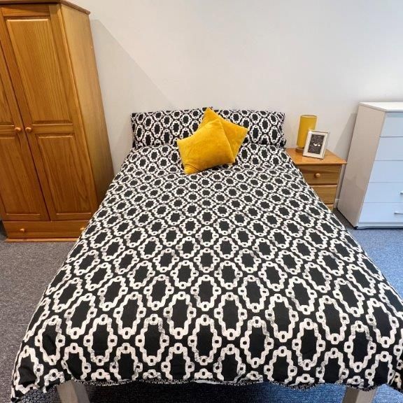 1 bedroom in a house share to rent - Photo 1