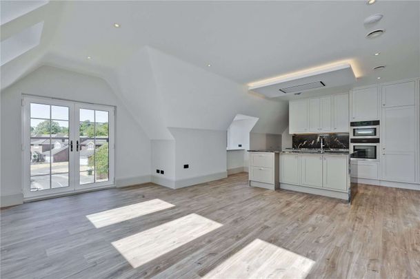 A luxurious three-bedroom lateral apartment, set on one of Esher’s most prestigious roads within an exclusive gated development, finished to a high specification and featuring a private balc - Photo 1