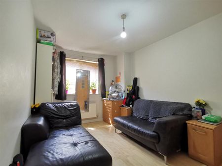 2 bed flat to rent in Symphony Close, Edgware, HA8 - Photo 3