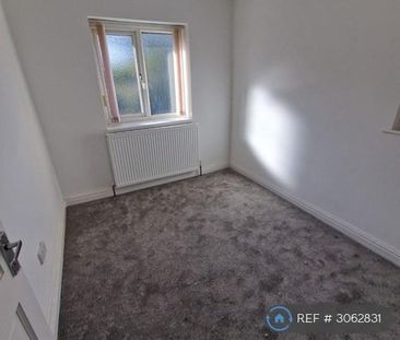 4 bedroom semi-detached house to rent - Photo 4