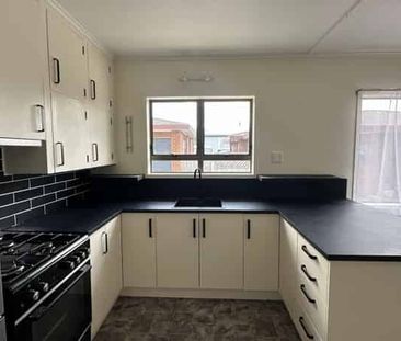 Family Friendly on Ford Avenue - Photo 4