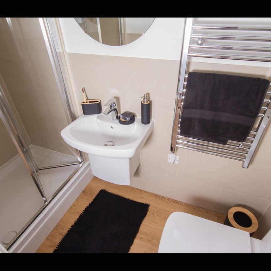 Studio Flat, Code Accomodation, CV1 - Photo 1