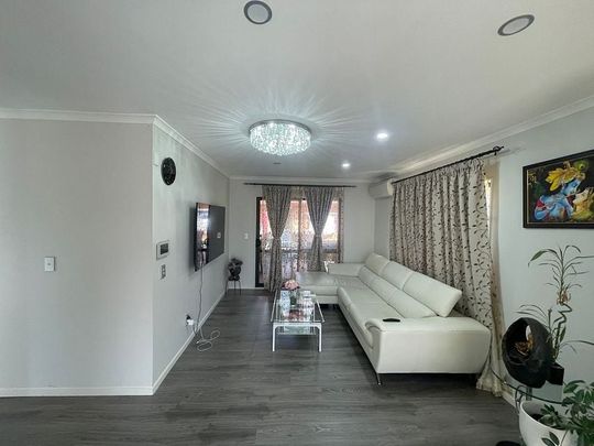 Modern 4 BR Home-Flat Bush, Available in Jan - Photo 1
