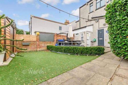 2 bedroom maisonette to rent - Photo 2