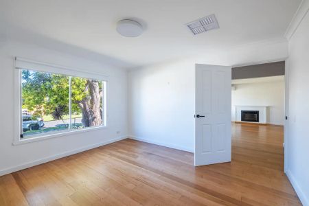 “RENOVATED BEAUTY AND READY TO MOVE IN” - Photo 4