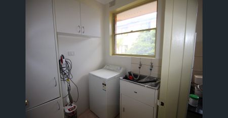 Fully Furnished Big Bedroom in 2 Bed unit for single mature lady - Photo 2