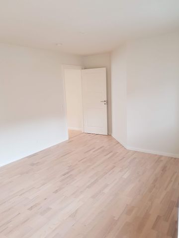 Skøn lejlighed med privat altan - Photo 2