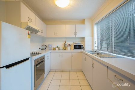 Convenient Coastal Living - Surfers Paradise - Photo 4