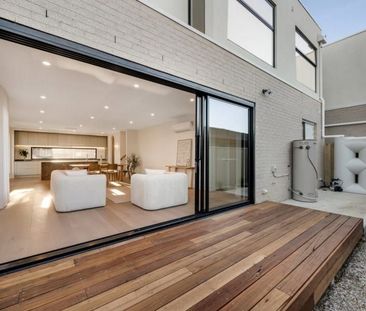 Charming Family Home in Gladstone Park - Photo 3