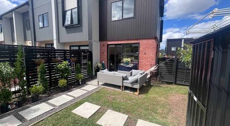 Fully furnished desirable end townhouse - Photo 3