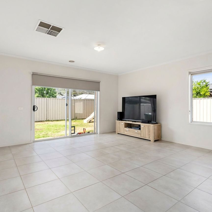 43 AXFORD BOULEVARD, Wodonga VIC 3690 - House For Rent | Domain - Photo 1