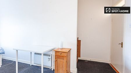 Room with double bed to rent in Broadstone - Photo 5