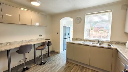 5 bedroom semi-detached house to rent - Photo 3