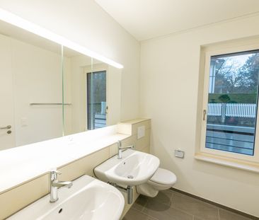 Moderne 2.5-Zimmer-Dachwohnung mit Stadtpanorama in Binningen - Photo 4