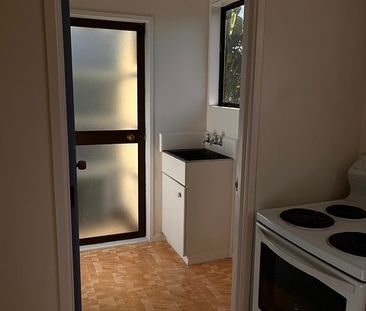 Charming 3BR Flat Bush Home with Garden - Photo 4
