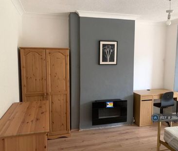 4 bedroom semi-detached house to rent - Photo 3