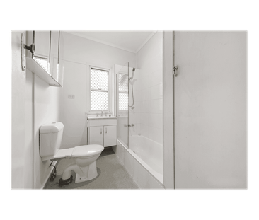 Bright & Spacious 3 Bedroom Home in Location - Photo 6