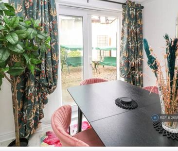 4 bedroom semi-detached house to rent - Photo 4