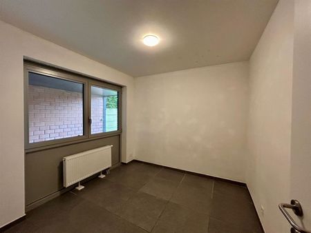 Gelijkvloers appartement met drie slaapkamers, tuin en garage - Foto 2