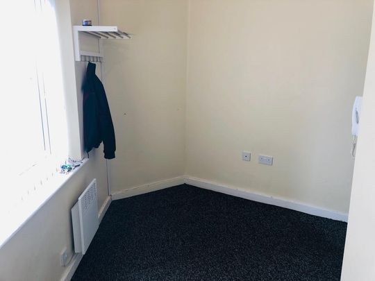 1 bedroom in a flat share to rent - Photo 1
