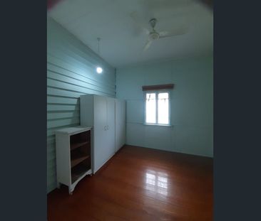 HIGH-SET 4 BEDROOM FAMILY HOME IN WANDAL. - Photo 5