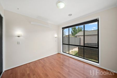 Stylish 4 Bedroom Jerrabomberra House - Photo 4