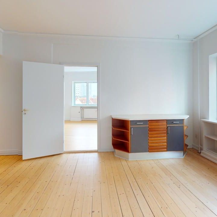 <b>Rummelig 2-værelses på 91 m2 med stort spisekøkken</b><br> - Photo 1