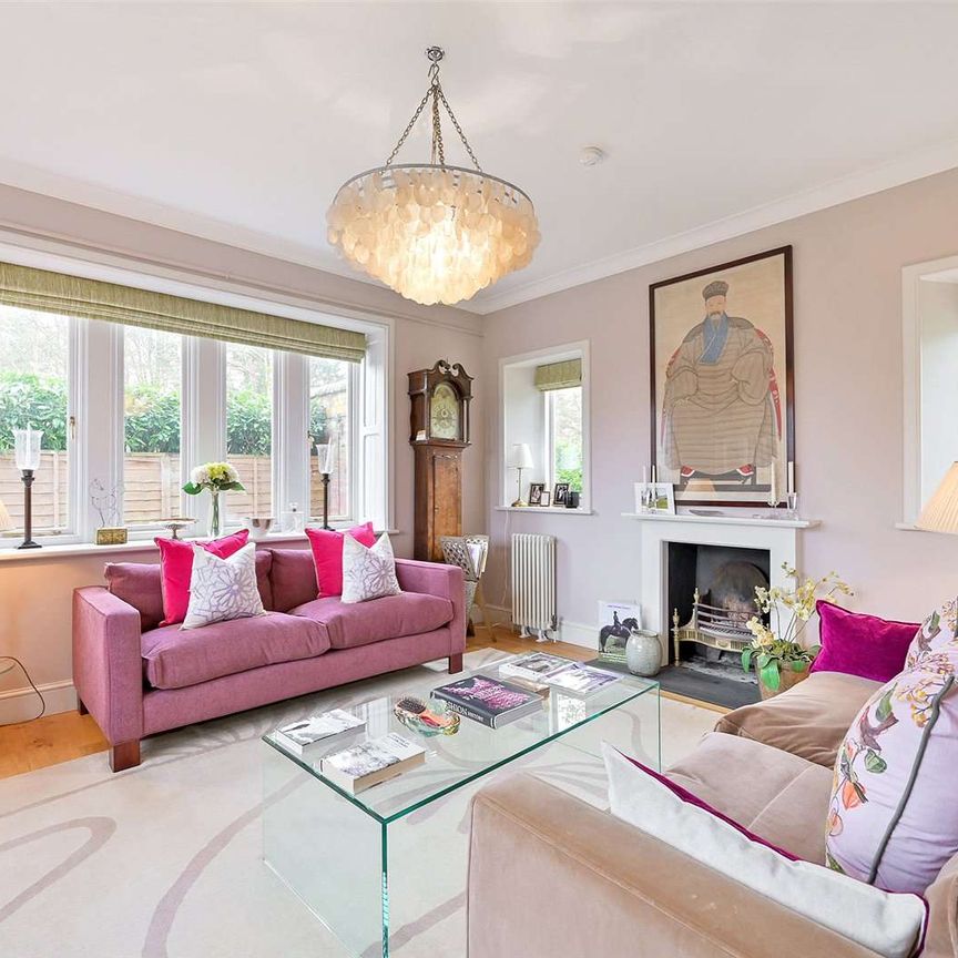 Situated on an historic private country estate this is a high-specification family home with private parking and gardens. - Photo 1