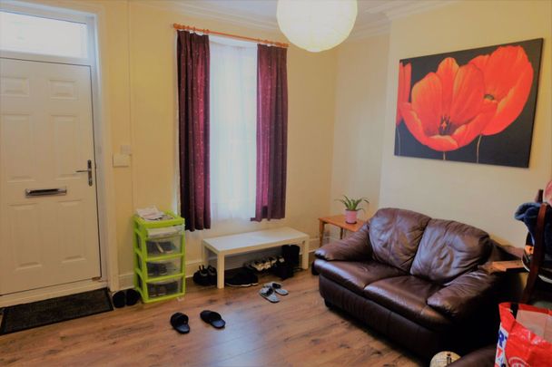 3 bedroom House in Carberry Place BED), Leeds - Photo 1