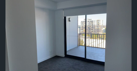 Spacious 2-Bedroom 2-Bathroom Apartment in the Heart of Rosebery - Photo 3