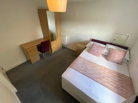 3 bedroom flat to rent - Photo 2