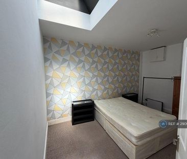 3 bedroom flat to rent - Photo 4