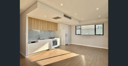 Spacious Two Bedroom, Two Bathroom Apartment – Prime Location! - Photo 2