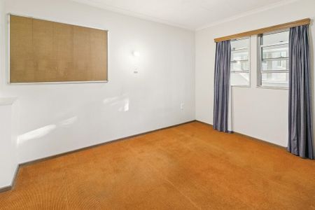 4 BR Kelburn Flat with 2 courtyards - Photo 2