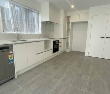 Last of 4 - Brand new! 4 bedroom 2 Bathroom - Photo 3