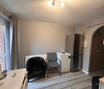 1 bedroom in a house share to rent - Photo 3