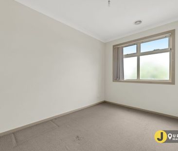 LOCATION! LOCATION! - Photo 4