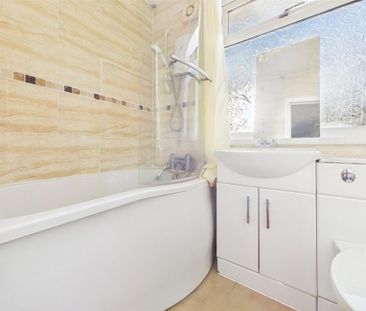 4 bedroom end of terrace house to rent - Photo 3