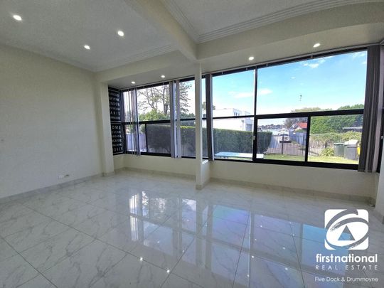 One Bedroom Flat with Large Yard and Water Glimpse - Photo 1