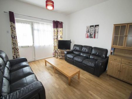 6 bedroom house to rent - Photo 2