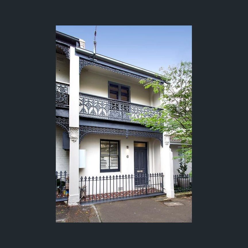 Renovated terrace in a fashionable village setting - Photo 1