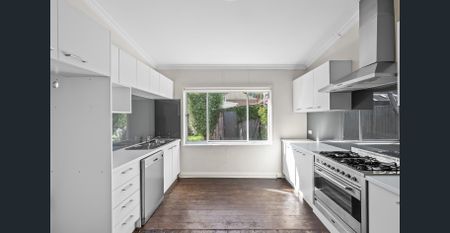 Charming Inner-City Terrace in Prime Burnley Pocket - Photo 3