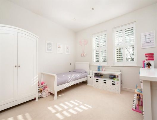 The Springs, Altrincham - Photo 1