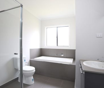 Luxury and spacious family home! - Photo 2