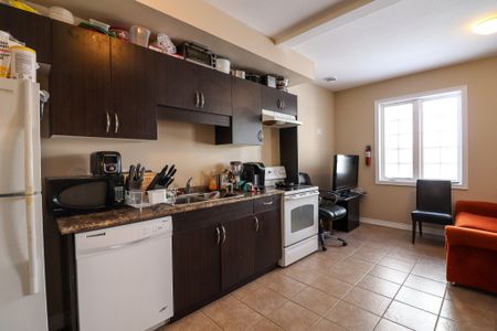 **ALL UTILITIES INCLUDED** STUDENT ROOMS FOR RENT IN ST. CATHARINES!!!! - Photo 4