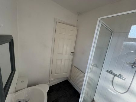 1 bed Flat - To Let - Photo 5